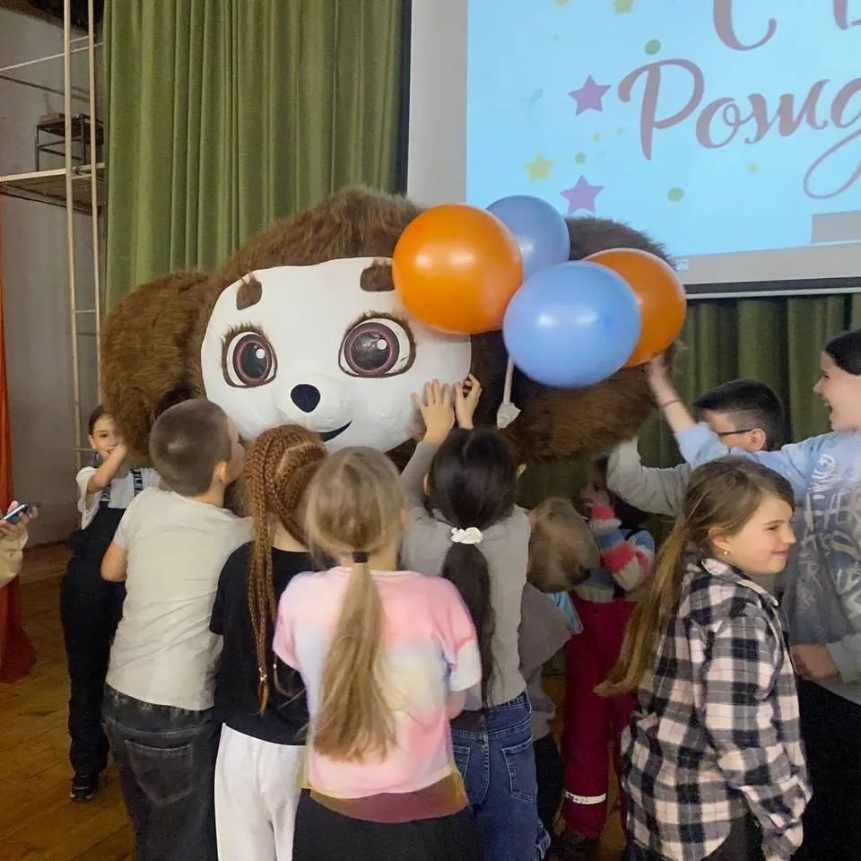 Ростовая кукла поздравляет детей на празднике